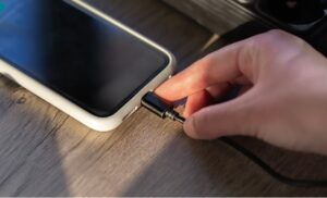 Alasan Sebaiknya tidak mengunakan smartphone saat sedang Dicharger