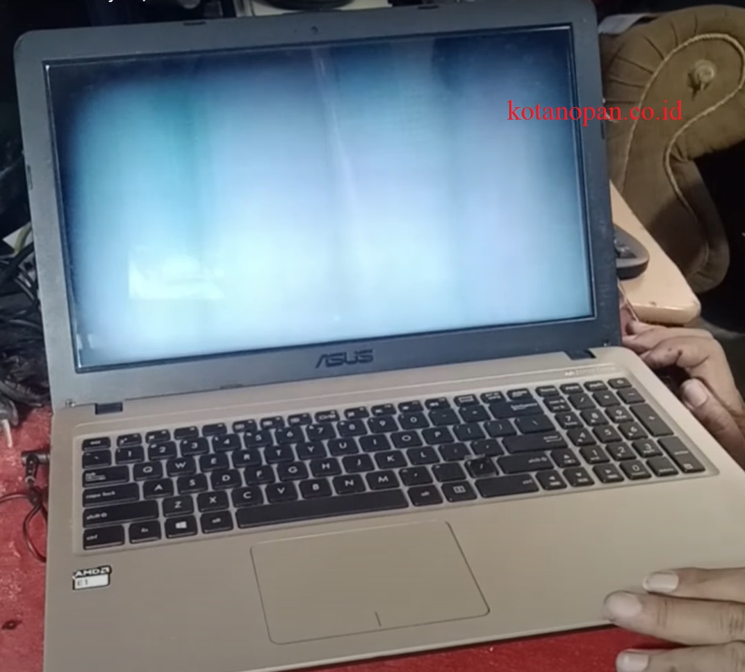 Layar laptop yang berkedip dapat disebabkan oleh beragam faktor, mulai dari gangguan perangkat keras, seperti kabel internal yang longgar atau kerusakan pada kartu grafis, hingga kesalahan pada perangkat lunak,